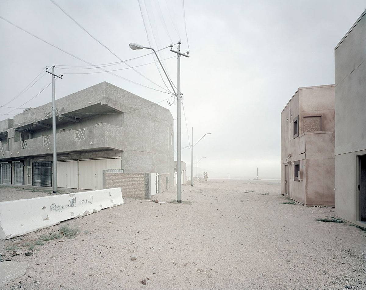 Gregor Sailer | Junction City VIII, Fort Irwin, US Army, Mojave Desert, California, USA (aus der Serie "The Potemkin Village"), 2016 | C-Print, kaschiert auf AluDibond im Holzschattenfugenrahmen | Fotopapier: 95 × 120 cm (37 3/8 × 47 1/4 in.) | Rahmenaußenmaß: 96,6 × 121,7 × 4,3 cm | Albertina, Wien. Erwerbung aus Mitteln der Galerienförderung des BMUKK 2018 © Bildrecht, Wien, 2019